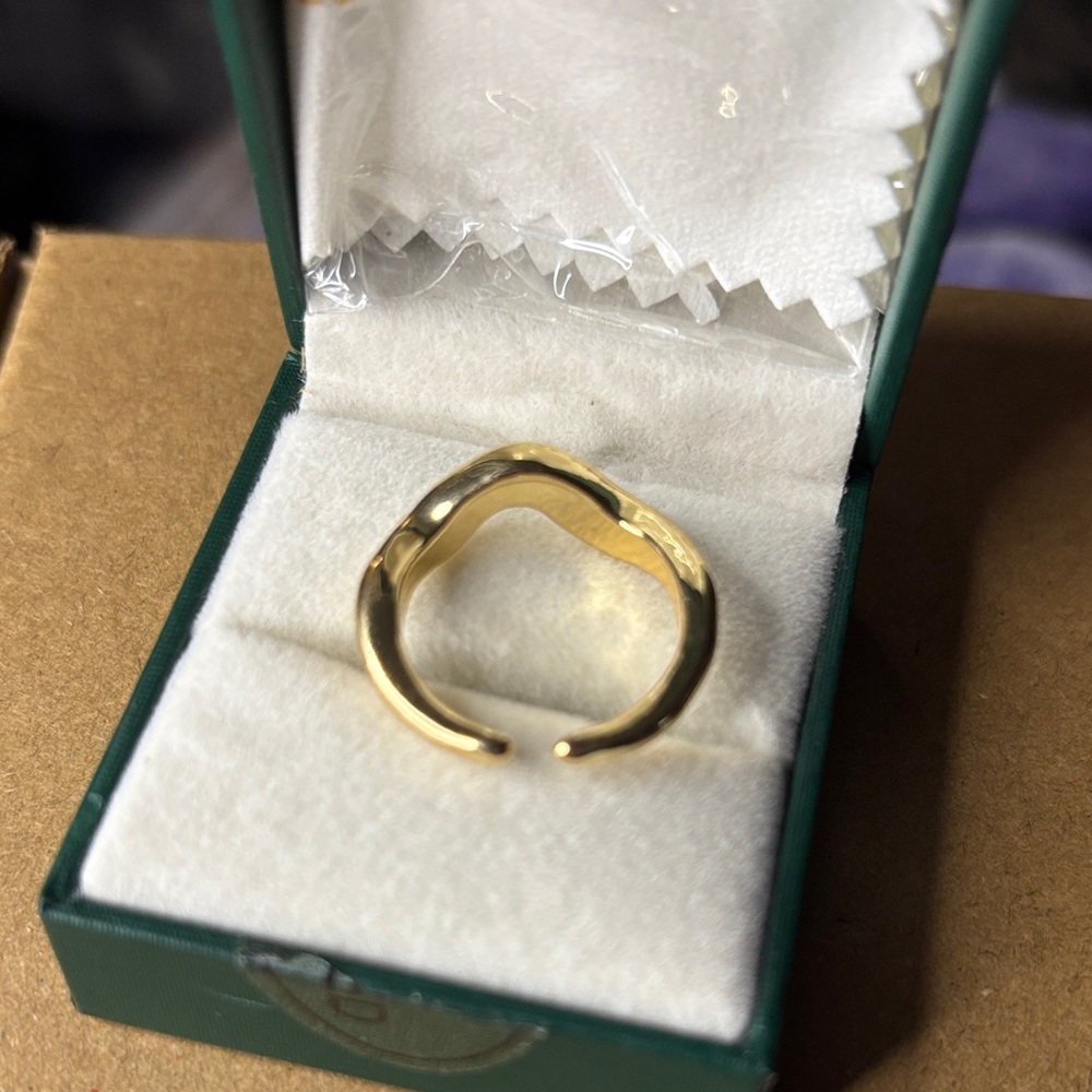 Gold Wave Ring - Picture 2 of 2